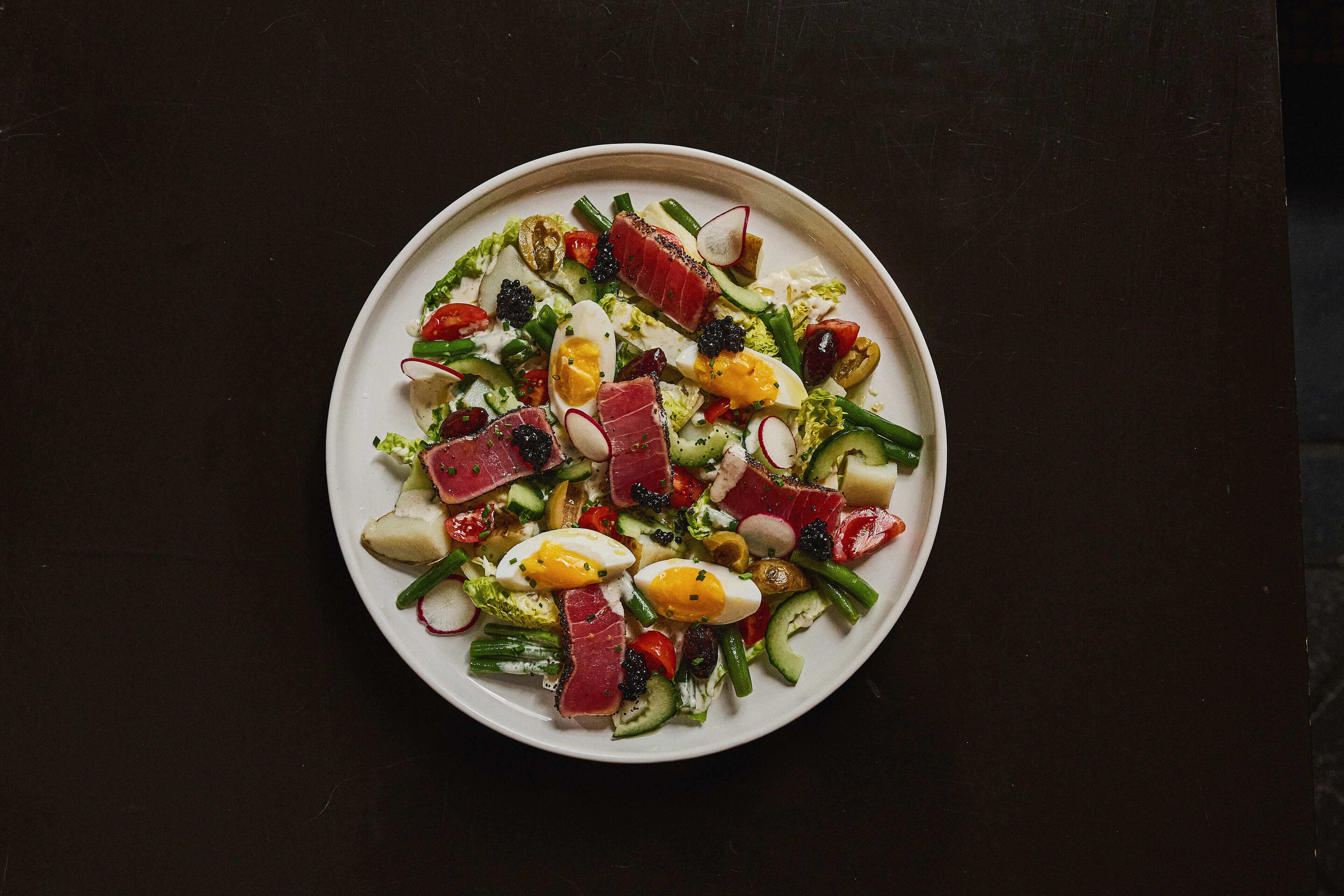 Un plato de comida con varios ingredientes.