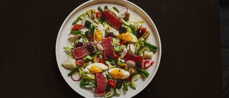 Un plato de comida con varios ingredientes.