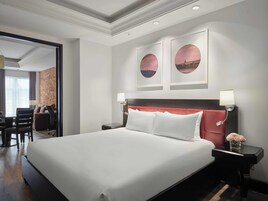Executive Suite | Premium bedding, minibar, desk, blackout drapes