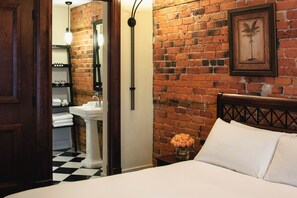 Habitación clásica, 1 cama de matrimonio | Ropa de cama de alta calidad, minibar, escritorio y cortinas opacas