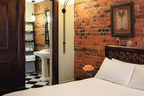 Habitación clásica, 1 cama de matrimonio | Ropa de cama de alta calidad, minibar, escritorio y cortinas opacas
