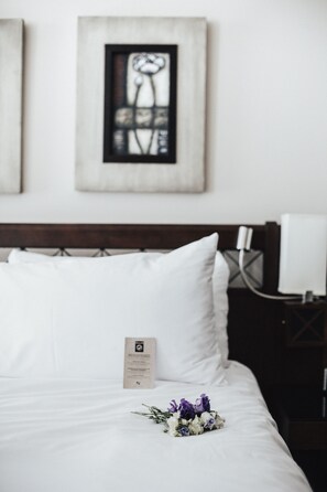 Romance Suite | Premium bedding, down comforters, minibar, in-room safe - Hotel Nelligan (Montreal)