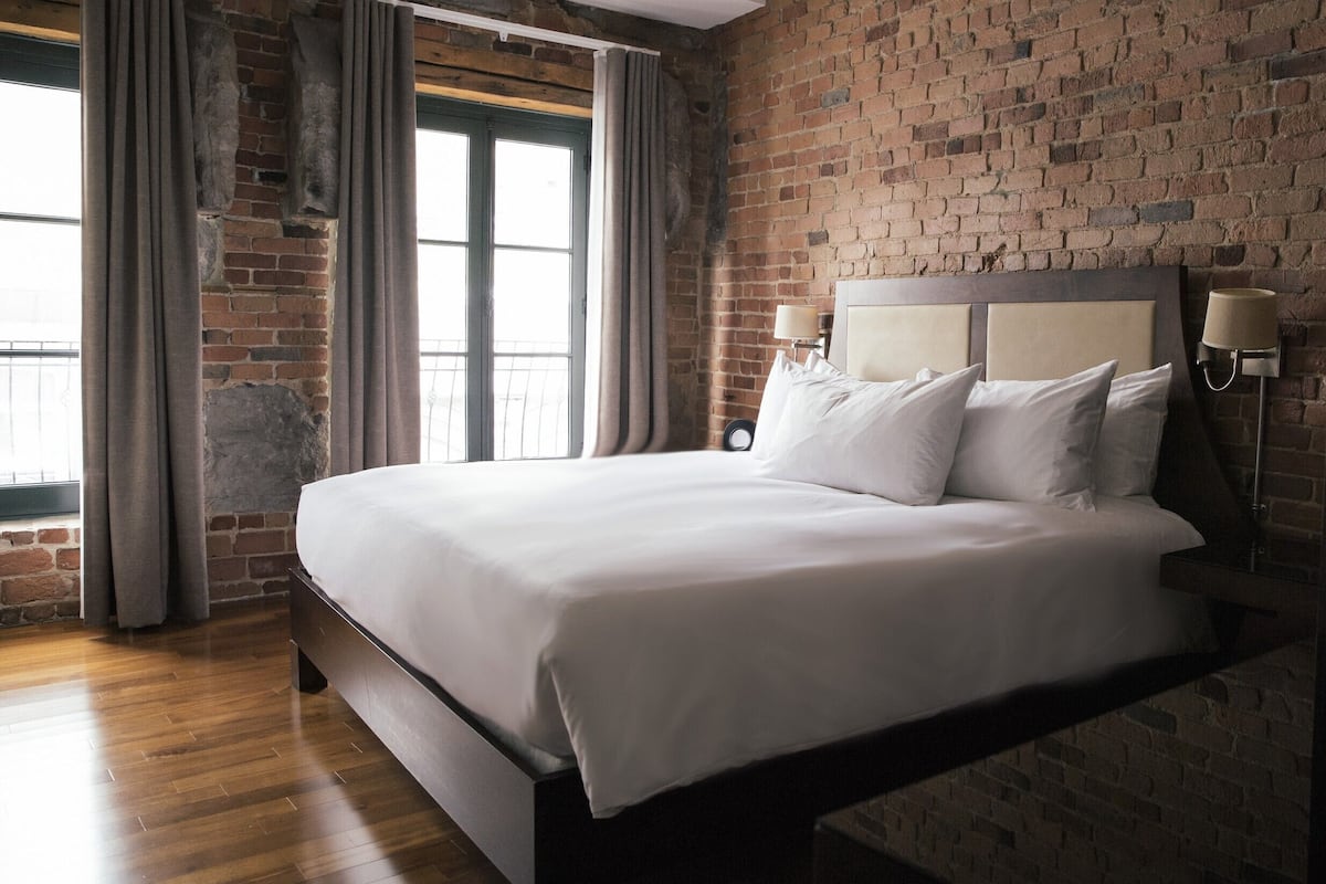 Premium bedding, down comforters, minibar, in-room safe