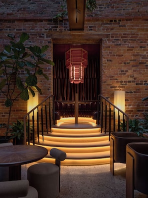 2 restaurants; breakfast, lunch, dinner and brunch served  - Hotel Nelligan (Montreal)