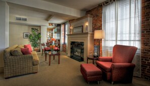 Romantisk suite | Oppholdsområde | Flatskjerm-TV og iPod-dokkingstasjon