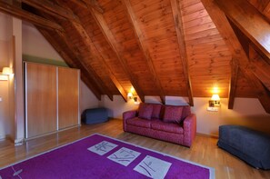 Family Room | In-room safe, desk, free cribs/infant beds, free WiFi
