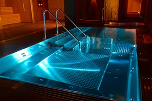 Salas de tratamiento para parejas, sauna y tina de hidromasaje