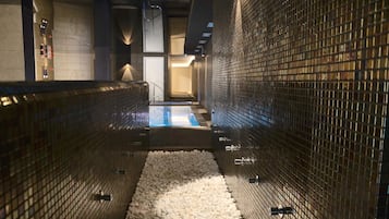 Couples treatment rooms, sauna, hot tub, steam room