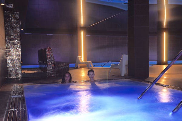 Couples treatment rooms, sauna, hot tub, steam room