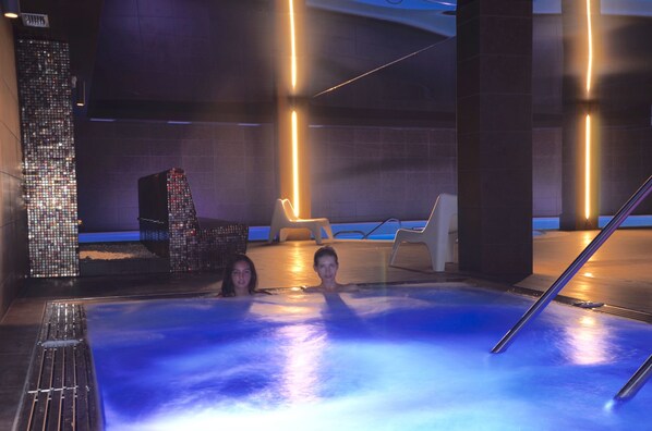 Couples treatment rooms, sauna, spa tub, steam room