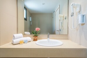 Articles de toilette gratuits, sèche-cheveux, serviettes fournies