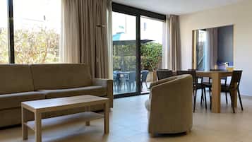 Apartamento, 2 habitaciones, terraza | Zona de estar | Televisión LCD de 30 pulgadas con canales por satélite, una televisión