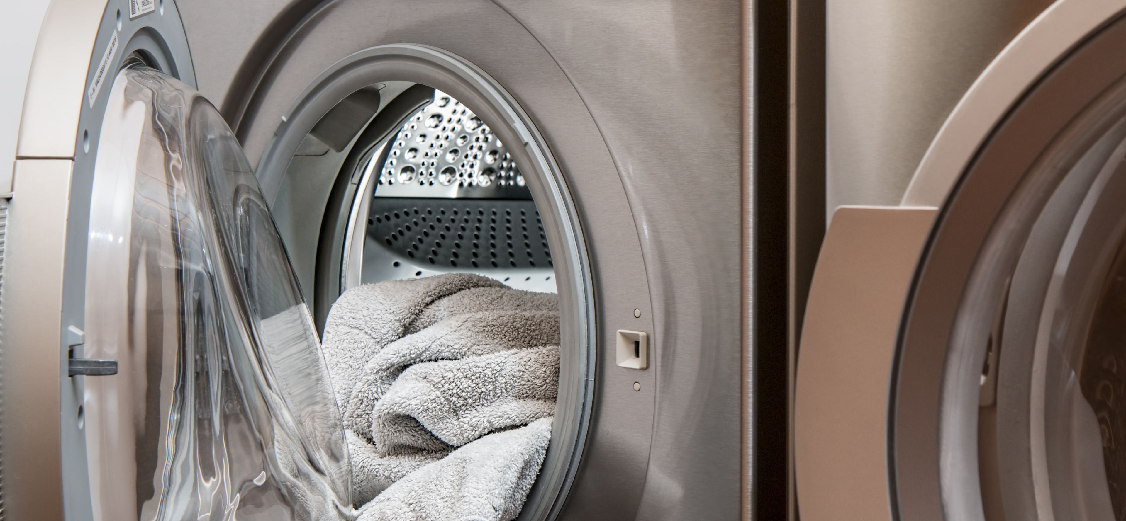Vue de face d’un lave-linge doté d’une grande porte ronde.