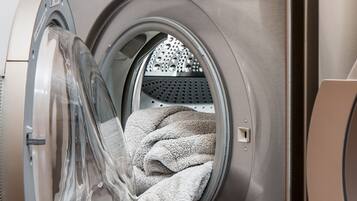 Vue de face d’un lave-linge doté d’une grande porte ronde.