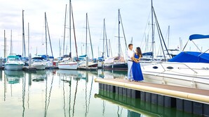 Marina con varios veleros amarrados.