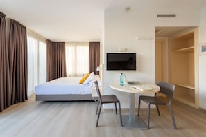 In-room safe, desk, laptop workspace, blackout curtains - Atenea Park - Suites Apartments (Vilanova I la Geltru)
