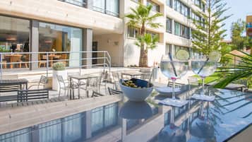 Poolside bar