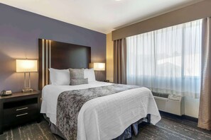 Premium bedding, pillow-top beds, desk, laptop workspace - Best Western Plus Edmonds Harbor Inn (Edmonds)