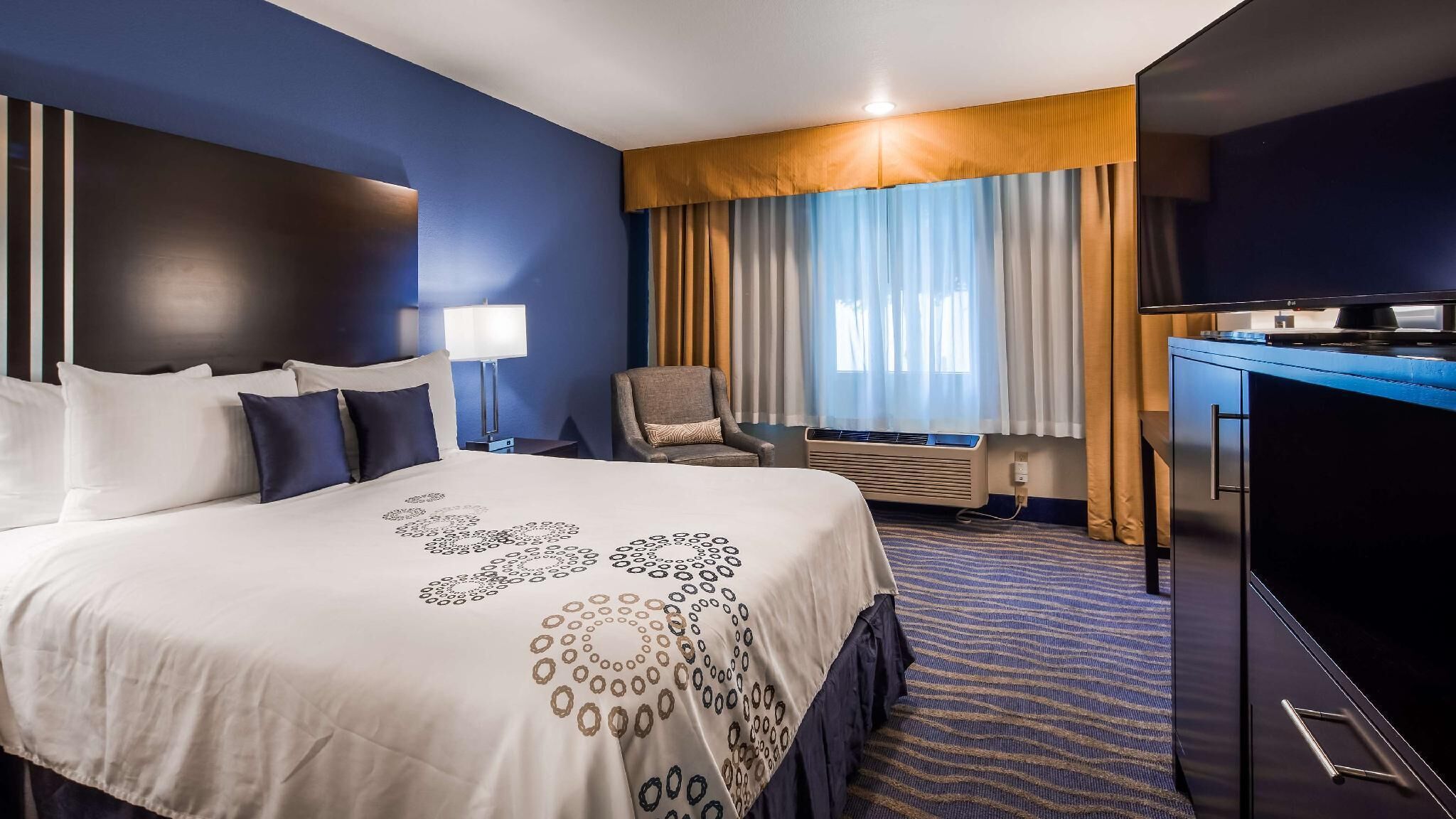 Premium bedding, pillowtop beds, desk, laptop workspace