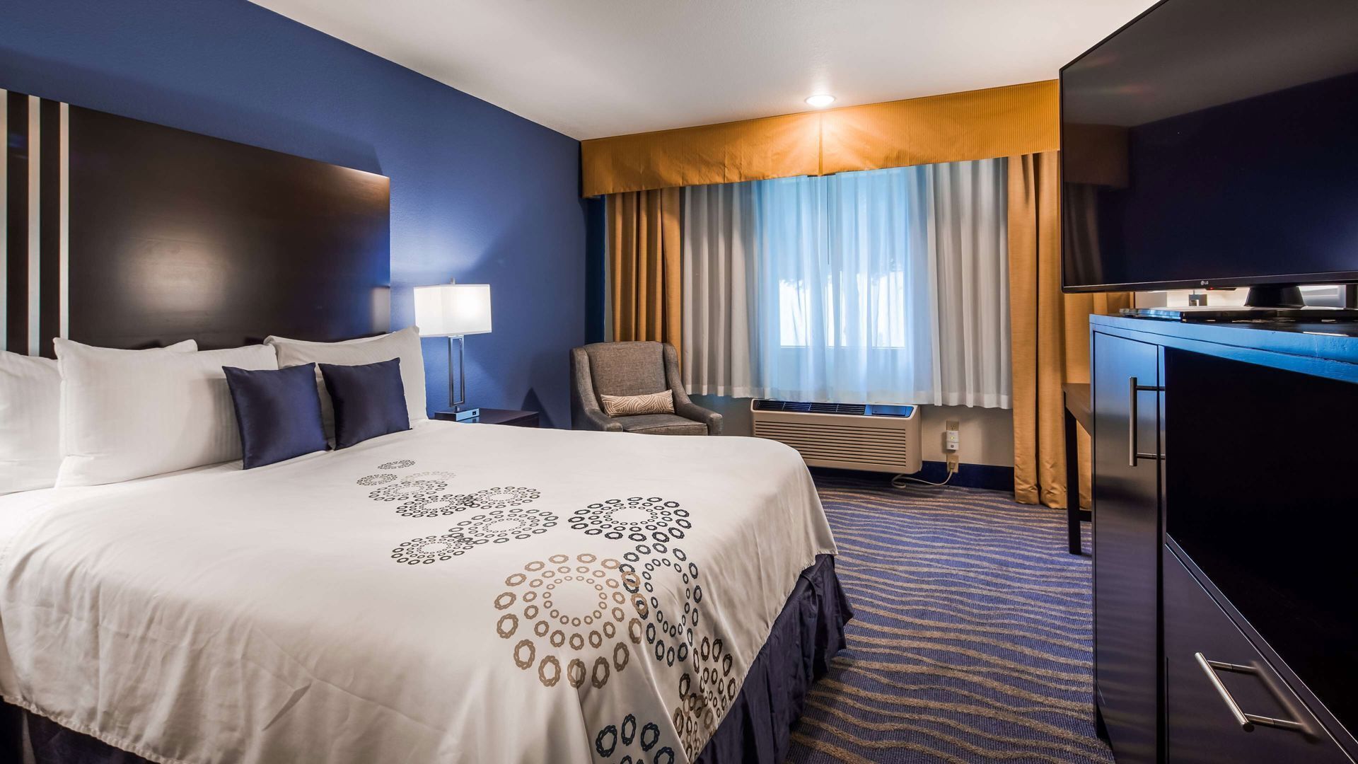 Premium bedding, pillowtop beds, desk, laptop workspace