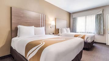 Quarto standard, 2 camas Queen, para não fumantes (Pet Friendly) | Roupas de cama premium, espaço de trabalho para notebook