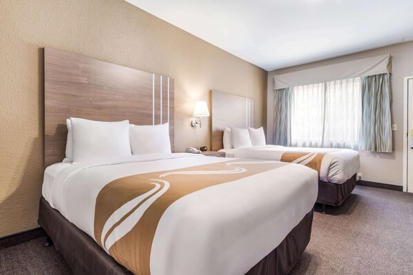 Habitación estándar, 2 camas de matrimonio, no fumadores (Pet Friendly) | Ropa de cama de alta calidad y caja fuerte