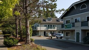 A two-story motel with a sign reading "Quality Inn & Suites." - Quality Inn & Suites Bainbridge Island (Bainbridge Island)