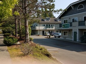 Front of property - Quality Inn & Suites Bainbridge Island (Bainbridge Island)
