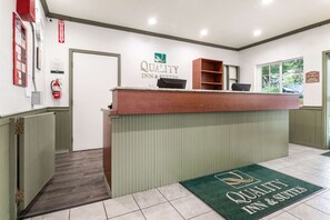 Lobby - Quality Inn & Suites Bainbridge Island (Bainbridge Island)