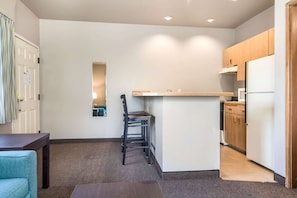Efficiency, Suite, 1 Queen Bed with Sofa bed, Non Smoking | Private kitchen | Fridge, microwave, coffee/tea maker