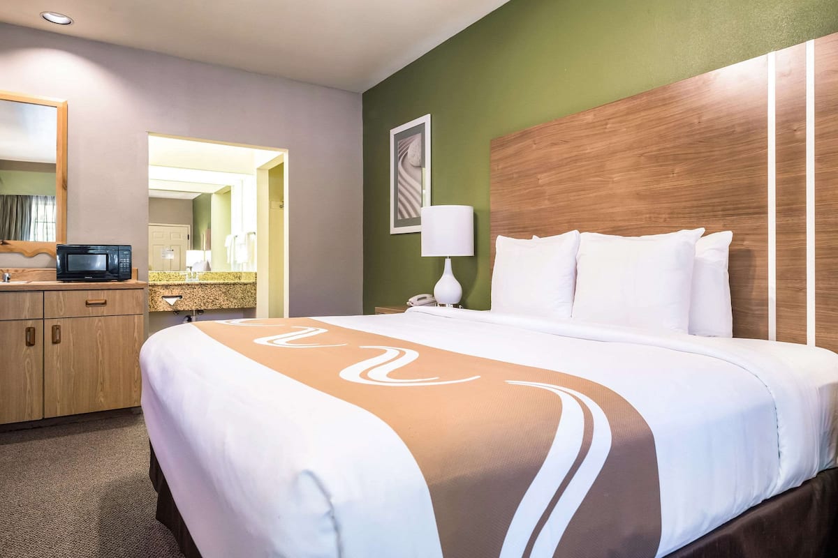 Habitación estándar, 1 cama King size, para no fumadores | Ropa de cama de alta calidad y espacio para trabajar con laptop