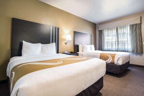 Habitación estándar, 2 camas Queen size, para no fumadores | Ropa de cama de alta calidad y espacio para trabajar con laptop