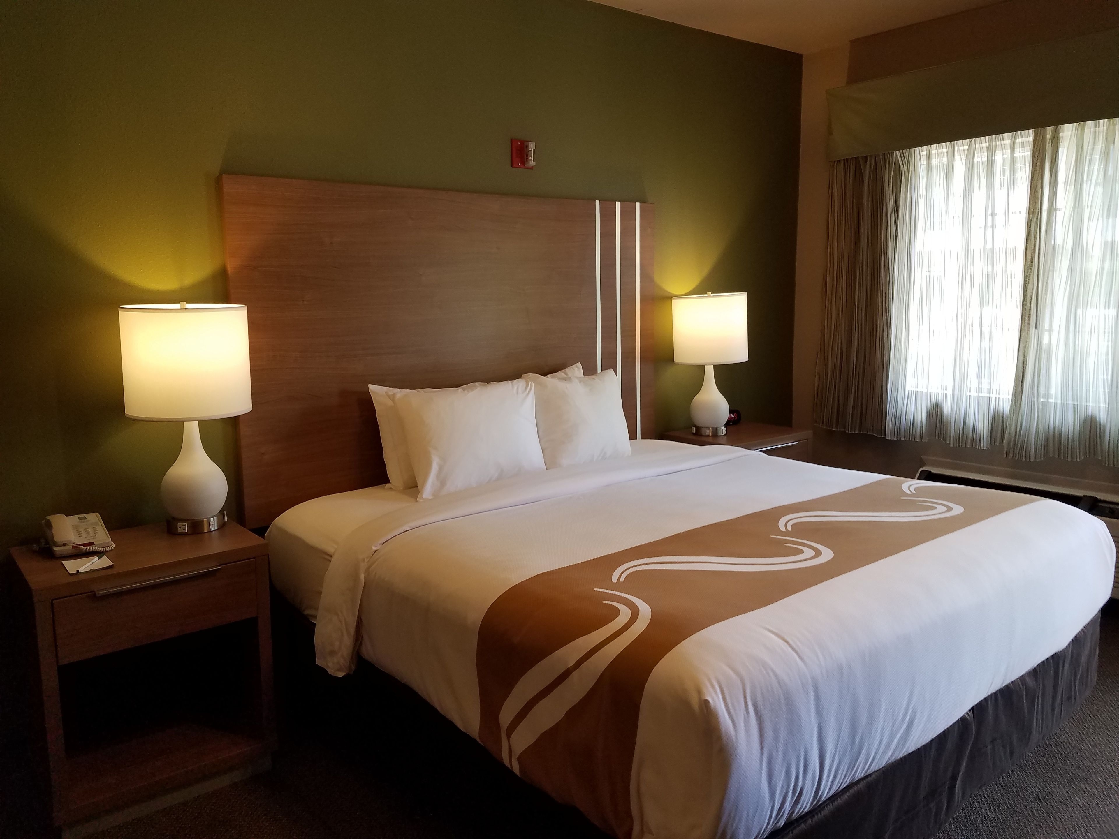 Hochwertige Bettwaren, laptopgeeigneter Arbeitsplatz