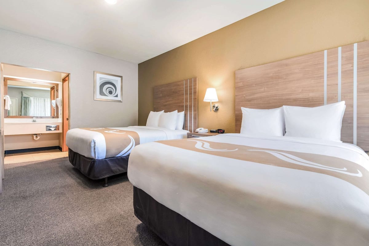 Habitación estándar, 2 camas Queen size, para no fumadores (Pet Friendly) | Ropa de cama de alta calidad y espacio para trabajar con laptop