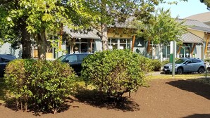 A parking lot with several cars and a building with a sign '937'. - Quality Inn & Suites Bainbridge Island (Bainbridge Island)