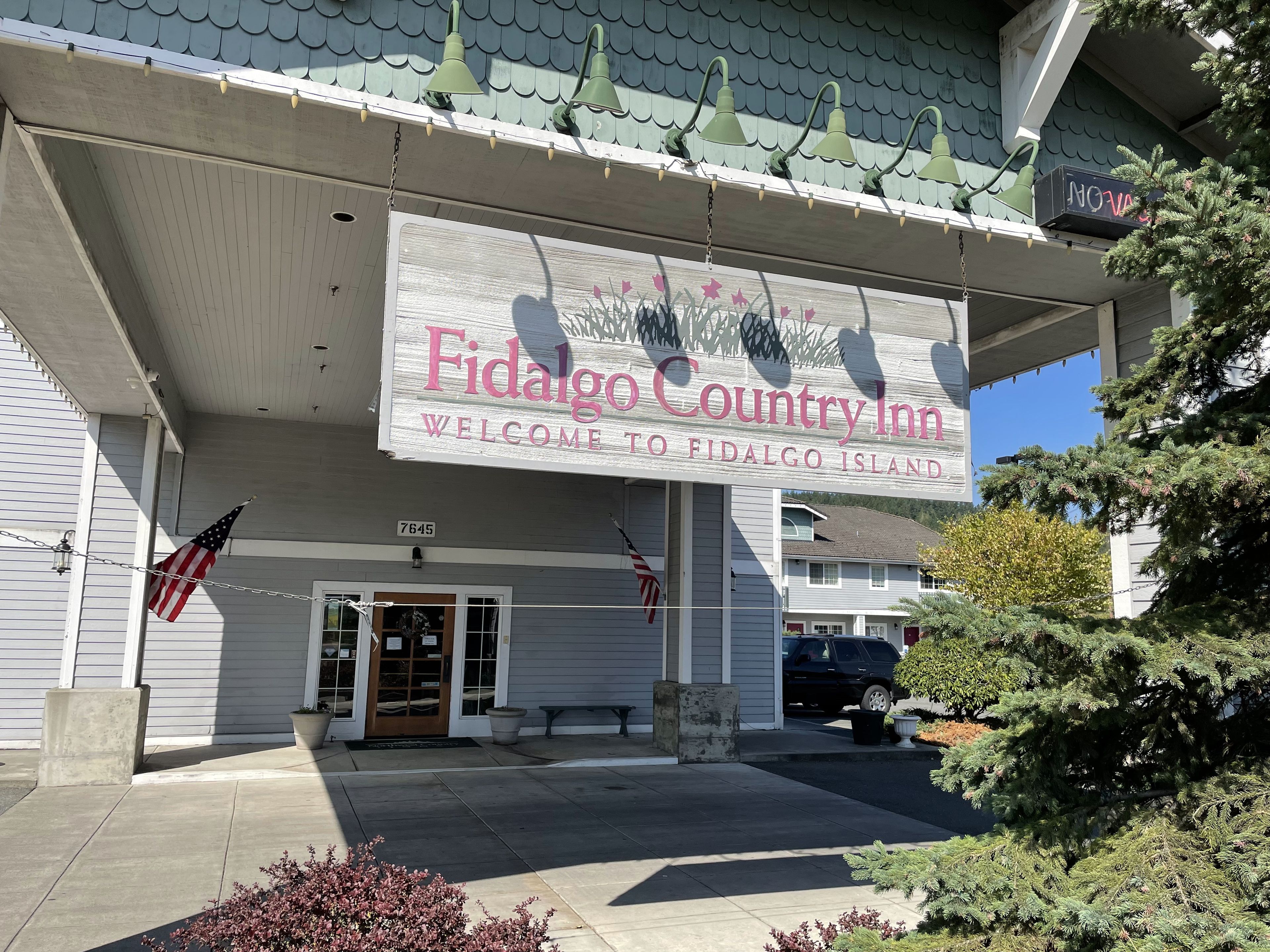 A building with a sign reading 'Fidalgo Country Inn Welcome to Fidalgo Island.'