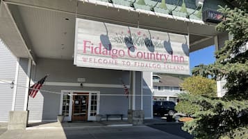 Un edificio con un letrero que dice 'Fidalgo Country Inn, bienvenida a Fidalgo Island'.