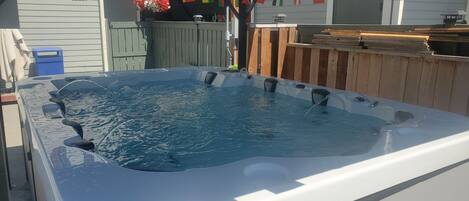 Bañera de hidromasaje al aire libre