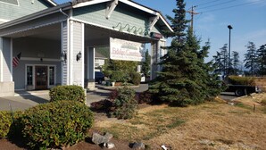 A building with a green roof and a sign welcoming to Fidalgo Island. - Fidalgo Country Inn (Anacortes)