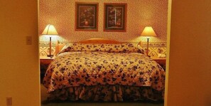 Suite | Pillowtop beds, iron/ironing board, free WiFi, bed sheets