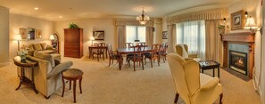 Suite | Living room | 40-inch flat-screen TV with satellite channels, TV