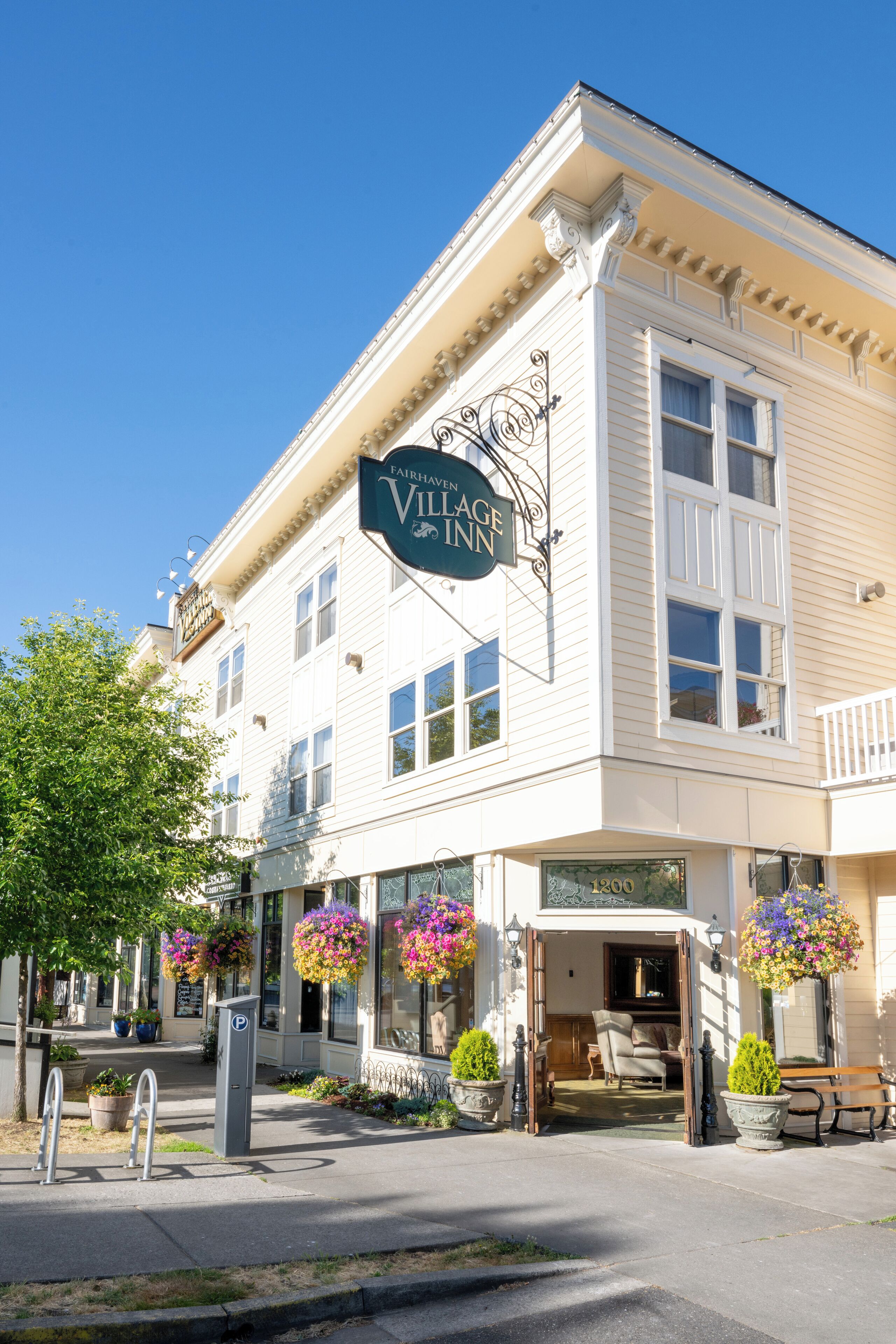 Un edificio de dos pisos con un letrero que dice "Fairhaven Village Inn".