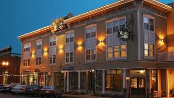 Un edificio de dos pisos con un letrero que dice 'Village Inn'.