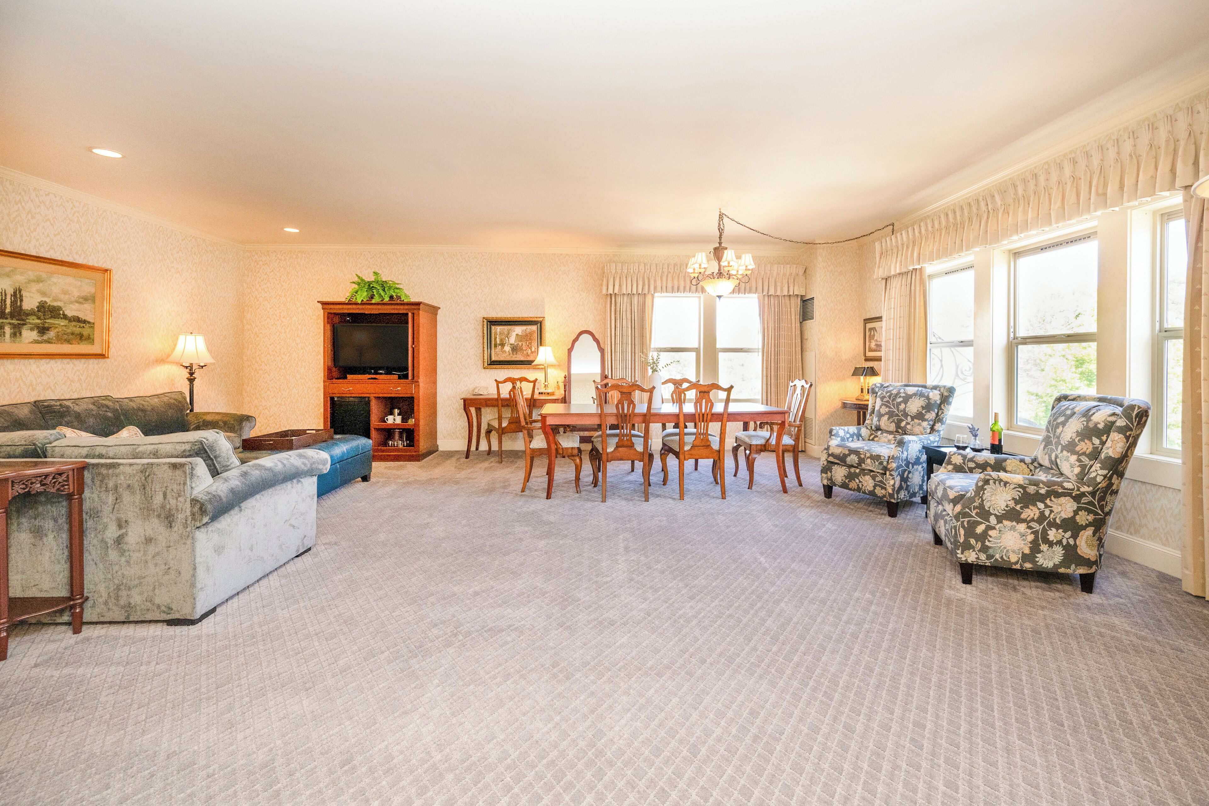 suite | living area | 40-inch flat-screen tv with satellite channels, tv