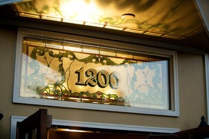 Una ventana de vitral con el número 1200, parte de la fachada de un edificio.