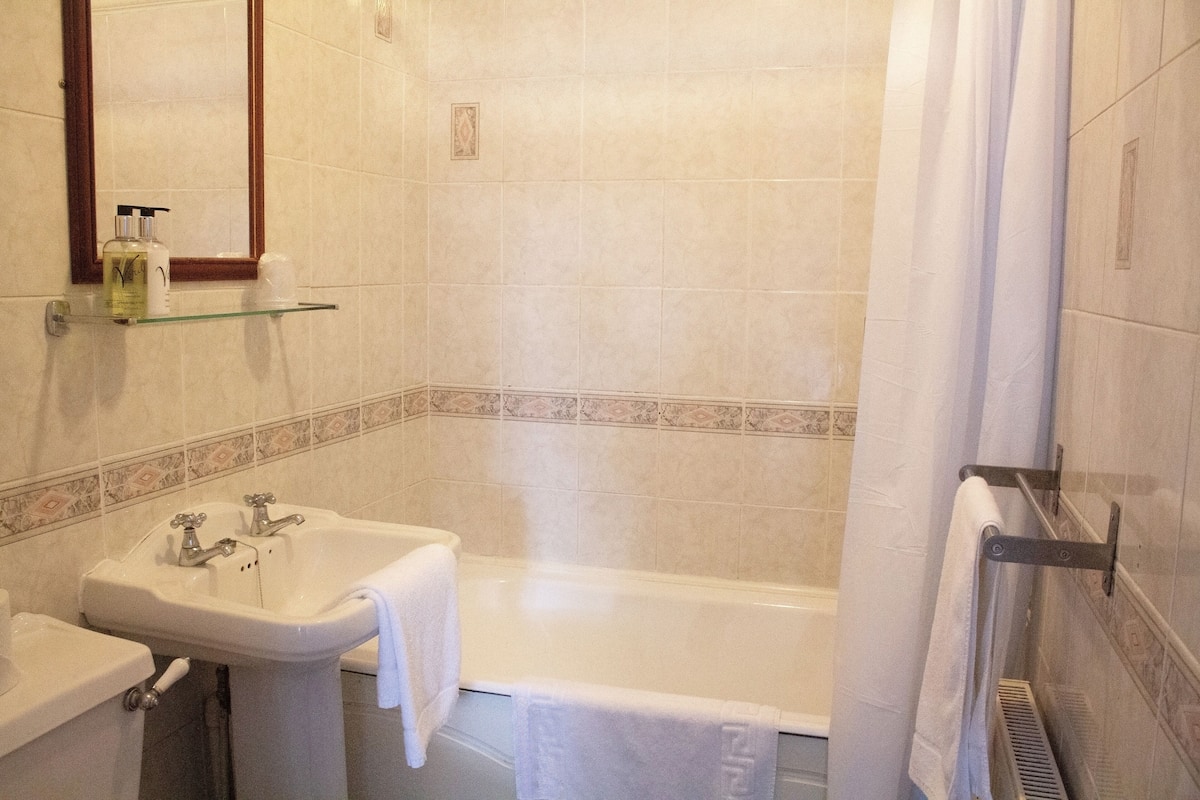 standard twin room | bathroom | towels