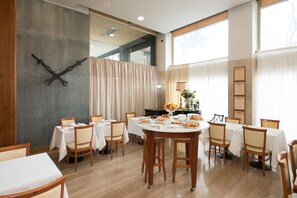 Morgenmadsbuffet hver dag (7 EUR pr. person)