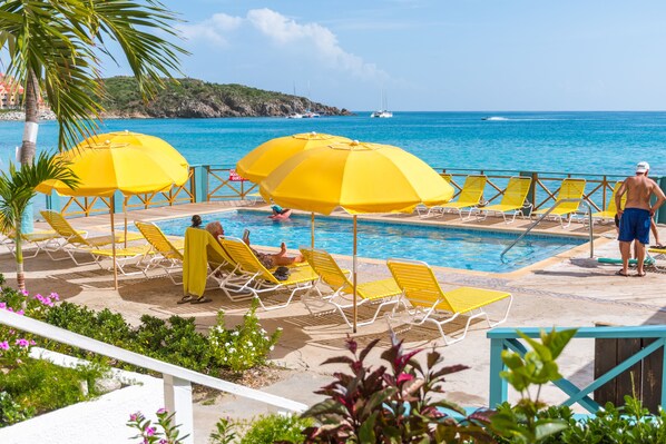 Piscine extérieure, chaises longues