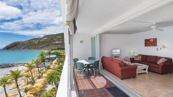 Suíte standard, 2 quartos, vista para a praia, de frente para a praia | 2 quartos, cofres nos quartos, individualmente mobiliados