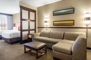 Cubrecamas, escritorio y espacio para trabajar con laptop